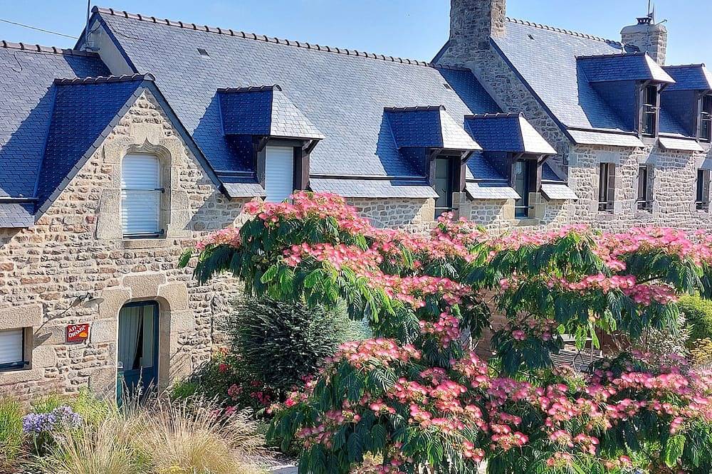 Entire apartment, Gites in a typical Breton farmhouse close to beaches and station in Guidel, Côte des Mégalithes