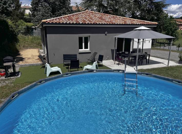 Location de vacances pour 6 personnes, avec jardin ainsi que piscine et terrasse à Labégude