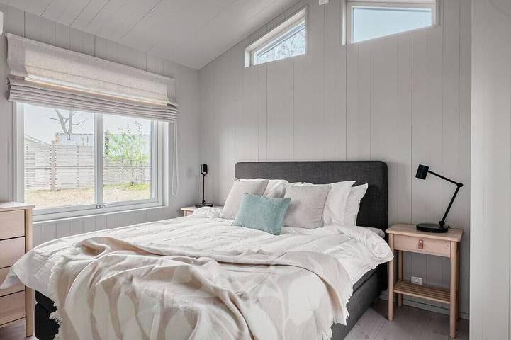 Hilltop house overlooking ocean sunrise and sunset in Vaxholm, Archipel de Stockholm