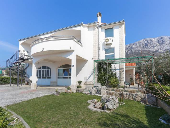 Ferienwohnung für 5 Personen, mit Balkon und Garten in Kastel Gomilica