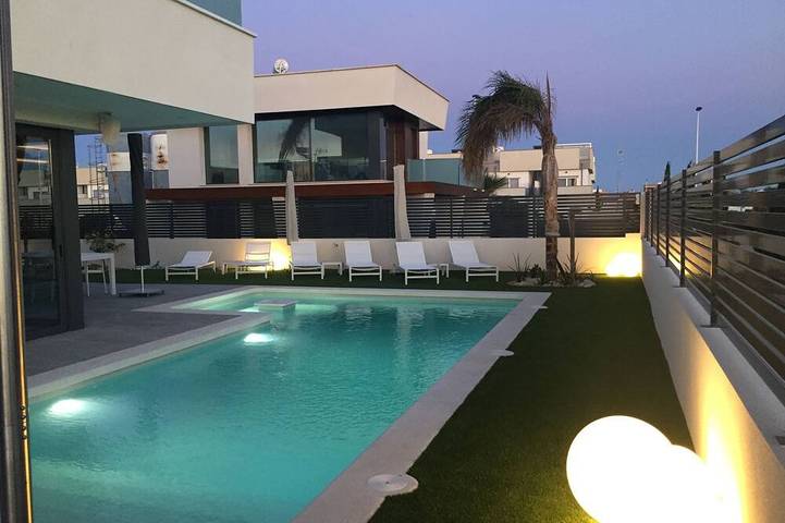 Chalet para 8 personas, con jardín además de balcón y jacuzzi - 1
