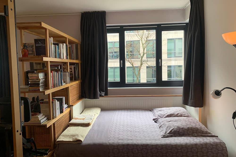 Geheel appartement, Beautiful cozy & spacious studio in a quiet street, close to Eu parliament. in Elsene, Brussel en omgeving
