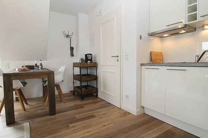 Ganze Wohnung, Diese gerade neu renovierte 2-Raum-Wohnung ist ein weiteres Highlight mitten im Ort. Ihr Urlaub fängt schon beim Eintreten an. Mit großem Balkon zum Entspannen, bleibt kein Wunsch offen. in Nordfriesische Inseln (Schleswig-Holstein) (Schleswig-Holstein), Hörnum