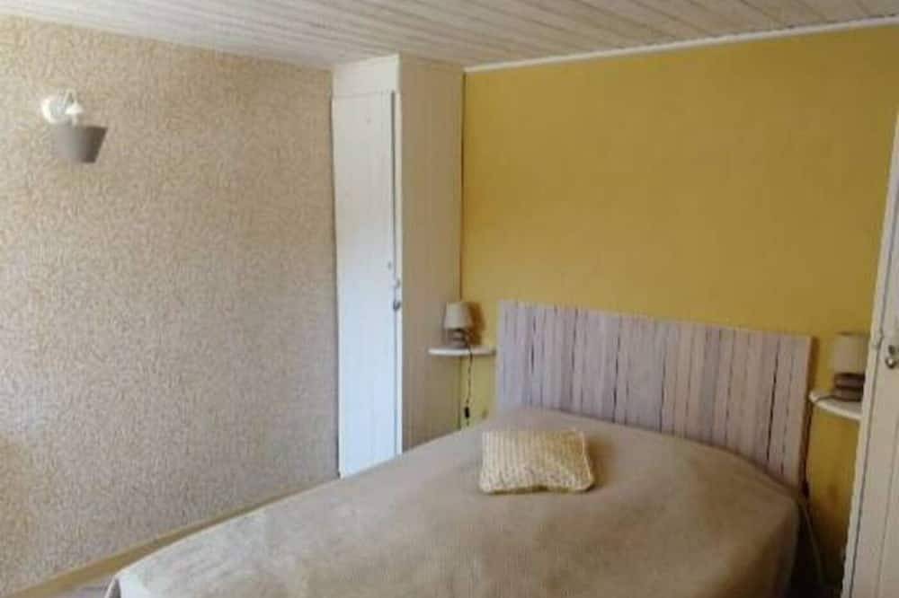 Frehel: Petite longère de granite rose, nommée \"La cabane à bois\" in Fréhel, Région de Dinan