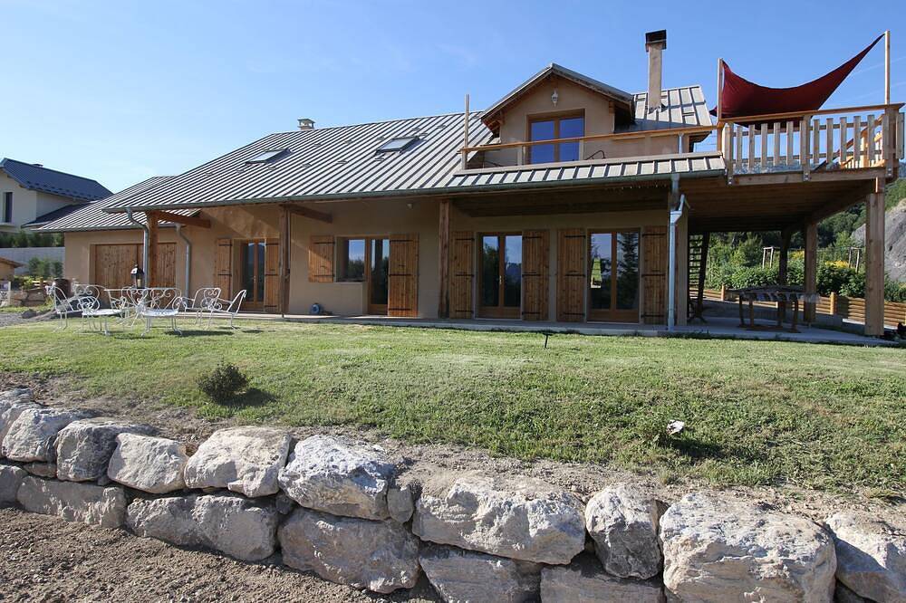 House between lake and mountains, close to resorts in Prunières, Nationalpark Écrins