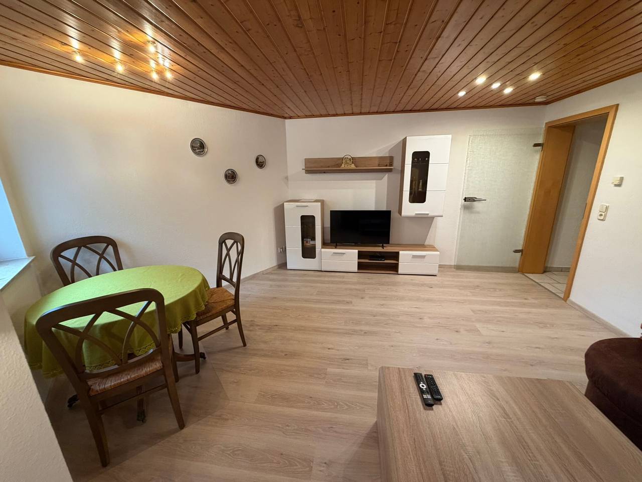 Ganze Wohnung, Apartment 'Auszeit im Grünen' mit Bergblick, Gemeinschaftsgarten und Wlan in Plaue, Thüringer Kernland