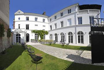 Cottage pour 3 personnes, avec terrasse ainsi que piscine et sauna à Lisieux