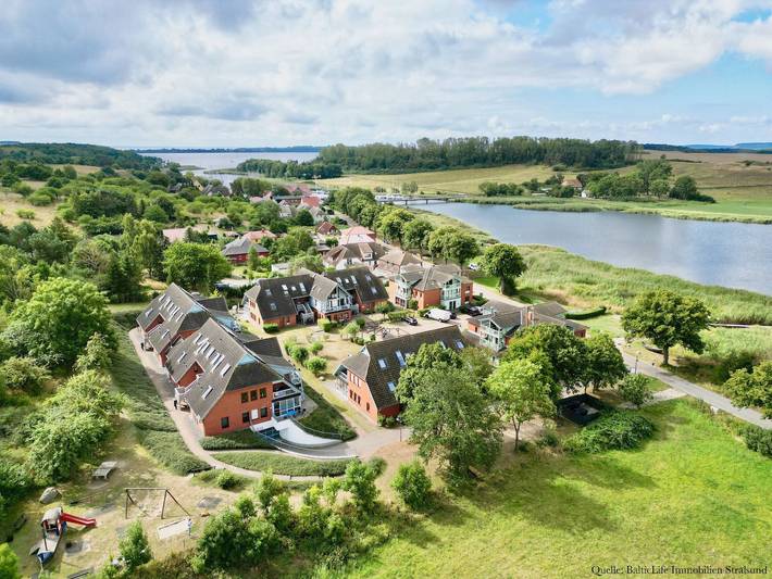 Bungalow für 6 Personen, mit Terrasse und Garten sowie Seeblick