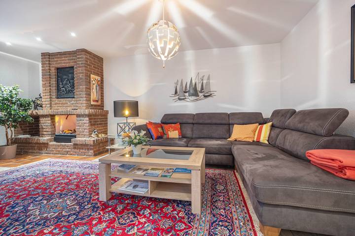 Holiday Home 'Ferienhaus Timm' with Private Terrace, Shared Garden and Wi-Fi in Meldorf, Dithmarschen
