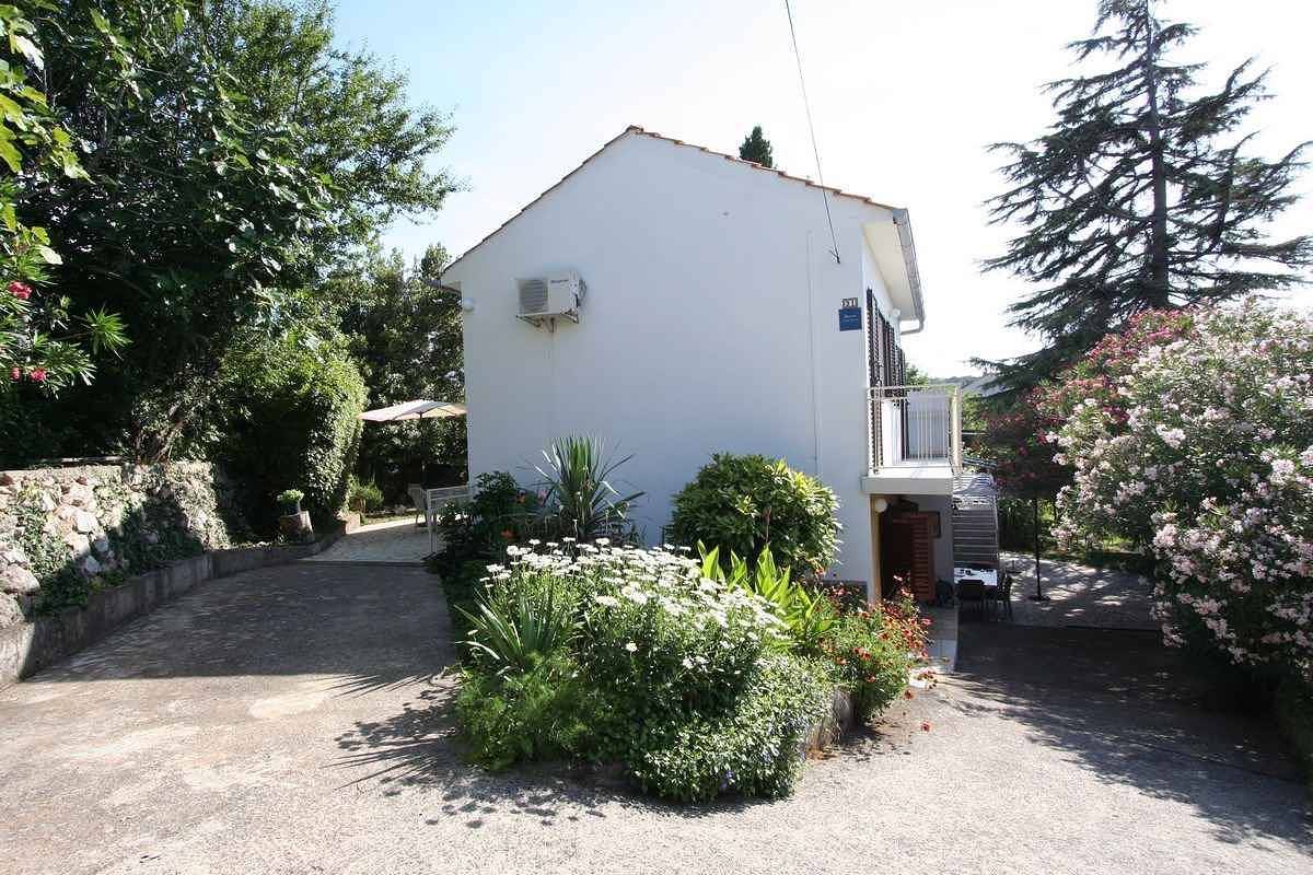 Apartamento vacacional entero, Apartamento de vacaciones con aire acondicionado y balcón in Silo (Krk), Krk (isla)