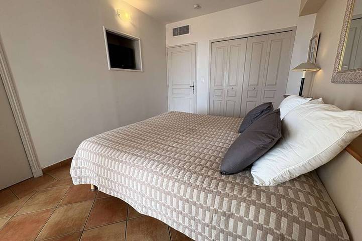 Gîte pour 4 personnes, avec terrasse dans Golf De Fregate - 2