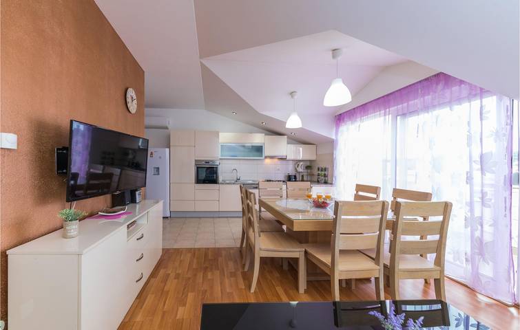 Apartamento vacacional entero, Moderno apartamento de 2 dormitorios con wifi, aire acondicionado y terraza cerca de la playa de Copacabana in Trogir, Condado de Split-Dalmacia