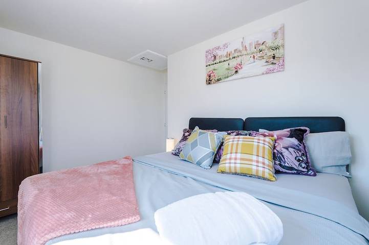 3 Bedroom House with River Irwell view, sleeps 6 in Grand Manchester