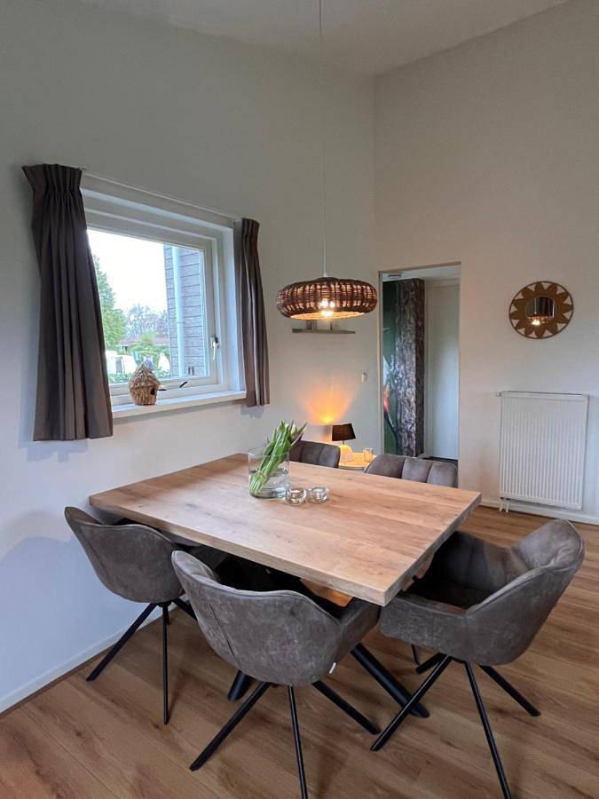 Huis Mosk heeft grote tuin op het zuiden en nabij meer in Nationalpark De Alde Feanen