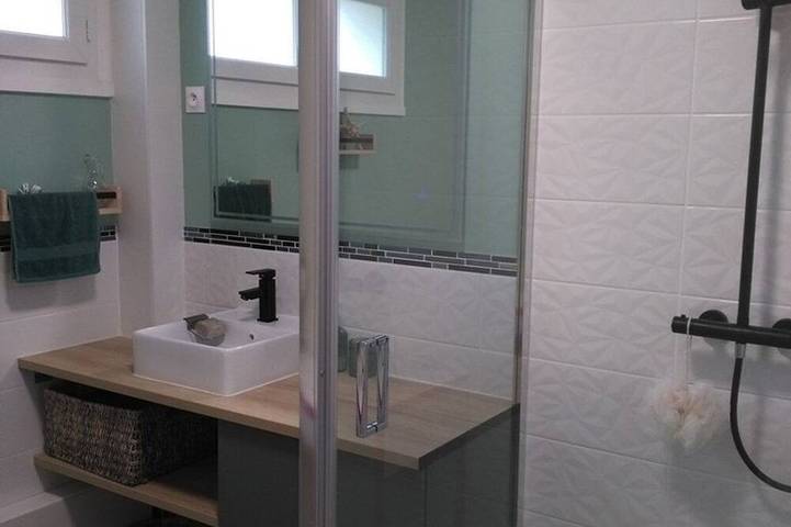 Gîte pour 2 personnes, avec terrasse ainsi que piscine et jardin à Coubon - 4