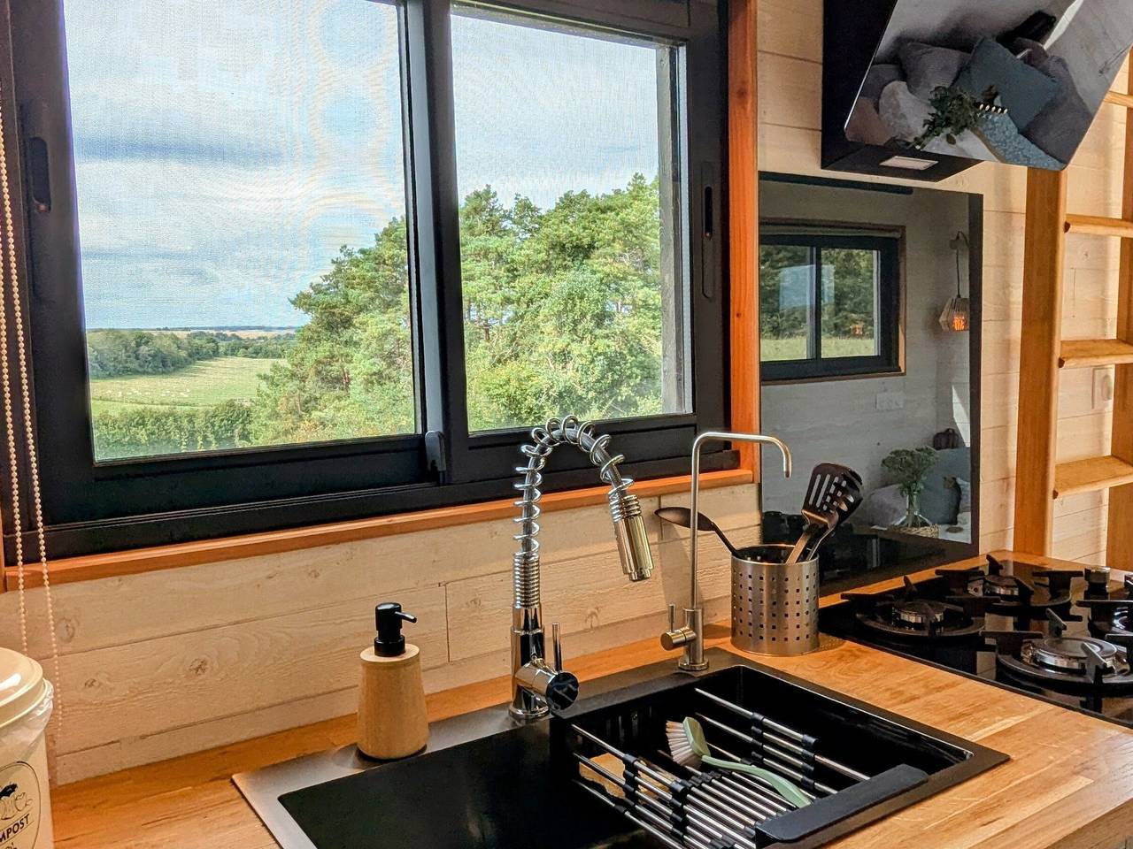 Retraite Nature : Tiny-House Écologique et Autonome au Bord des Étangs in Fraignot-et-Vesvrotte, Région de Dijon