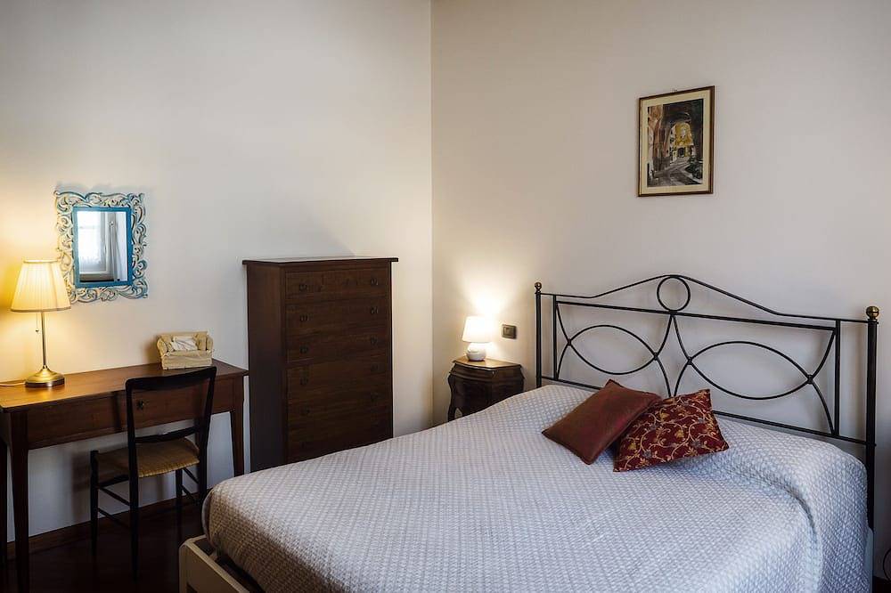 Entire apartment, Charming three-room on the sea front promenade of Chiavari sea in Chiavari, Riviera di Levante