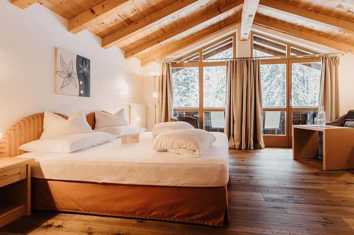 Doppelzimmer mit Dusche, Wc - Naturhotel Schütterbad in Unken, Pinzgau