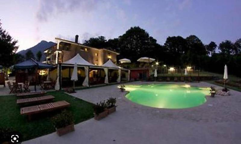 Rustico per 2 persone, con Balcone e Terrazza nonché Giardino e Piscina a Benevento