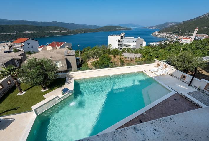 Gîte pour 8 personnes, avec piscine et balcon/terrasse dans Neum - 4