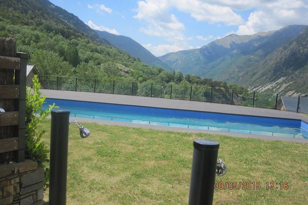 Apartamento entero, Apartamento 'Planta Baja Con Terraza Boi Taull' con vistas a la montaña, terraza y jardín privado in Boí, Valle de Bohí