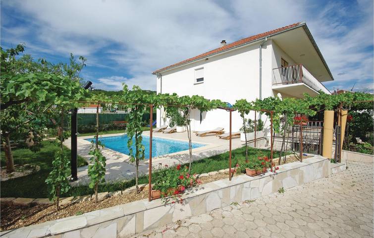 Ganze Ferienwohnung, Moderner Rückzugsort am Fluss: Gemütliche Unterkunft 2 km vom Fluss Cetina entfernt mit Pool und Terrasse in Šestanovac, Makarska Riviera
