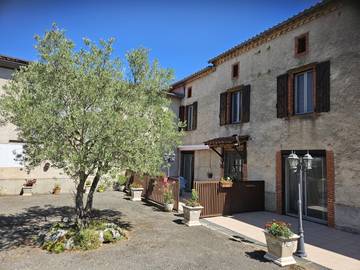 Gîte pour 5 personnes, avec jardin à Puygouzon