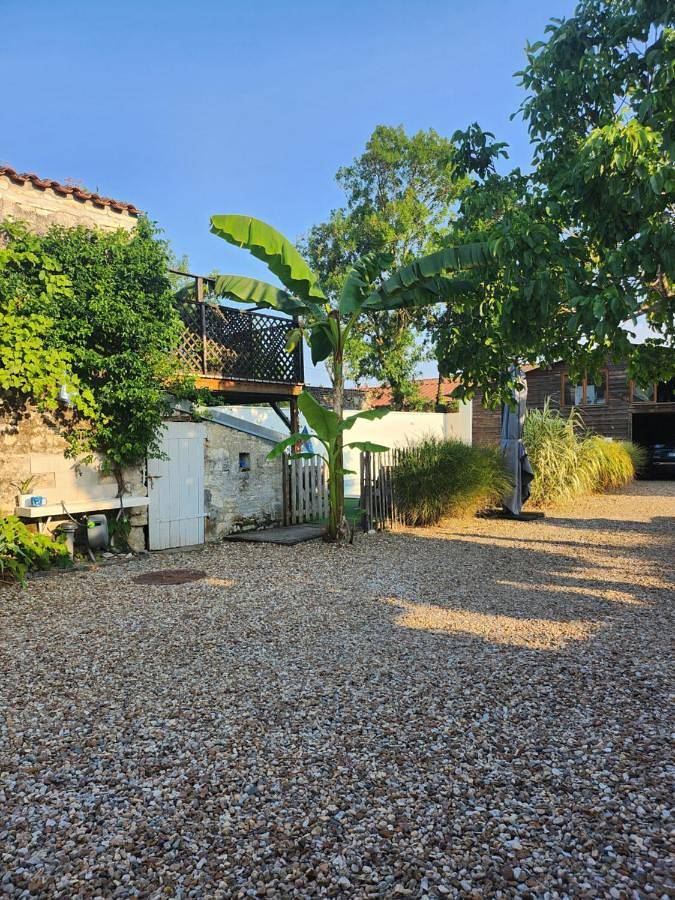 Location de vacances pour 2 personnes, avec jardin ainsi que vue et piscine dans Amuré