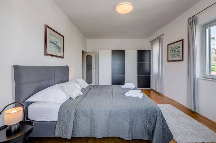 Ferienhaus für 12 Personen, mit Whirlpool und Pool in Split - 2