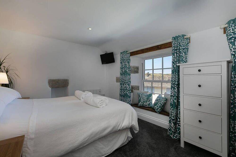 Homely Cottage with Sun Terrace, Short Walk to Beach in Porthleven, Cornwall
