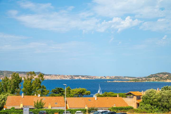 Appartamento intero, Appartamento 'Casa Baia del Faro' con Vista Mare, Terrazza Privata e Aria Condizionata in Palau (villaggio), Palau (Sardegna)