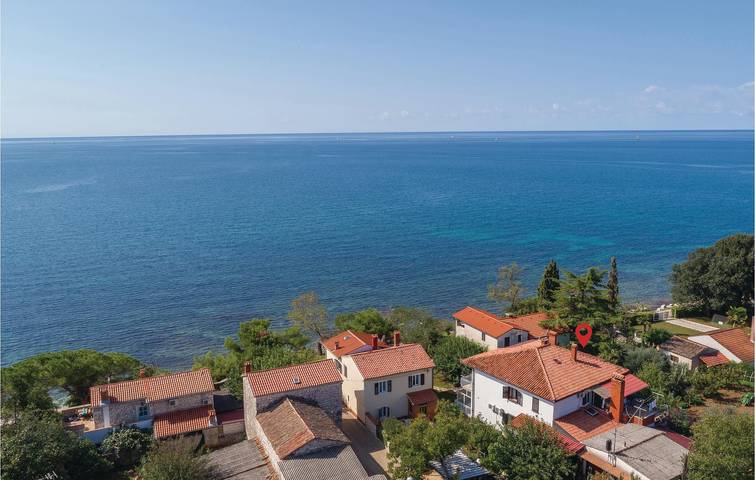 Apartamento vacacional entero, Acogedor apartamento a pocos pasos de la costa y del centro de la ciudad, con aparcamiento y terraza in Lovrecica, Region de Umag
