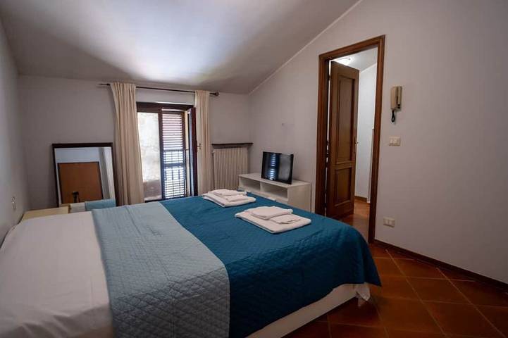 Appartement entier, A comfortable 65 sqm apartment, suitable for up to 3 people, located on the first floor of a building without an elevator (access via stairs).The property is strategically located just 50 meters from the hospital.Piacenza city center is easily accessible in Plaisance (Italie), Province de Plaisance