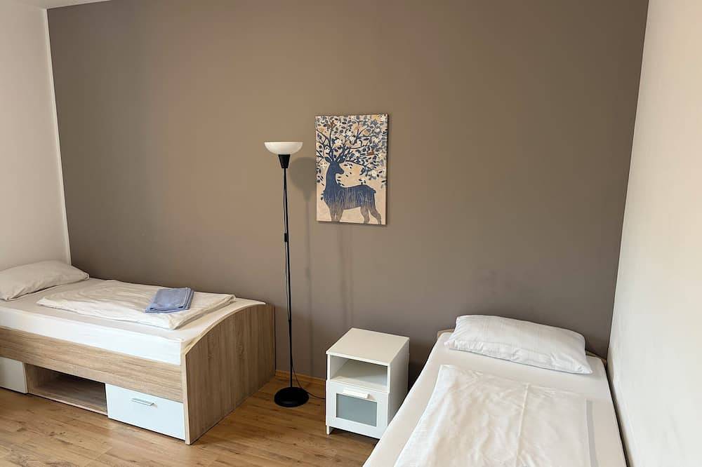 Ganze Wohnung, 2 Zimmer/Room in Oberschleißheim, Oberbayern