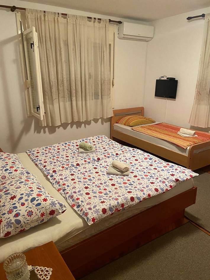 Ganze Ferienwohnung, Zimmer in Sukošan mit Balkon, Klimaanlage, W-Lan (5188-1) in Sukosan, Zadar