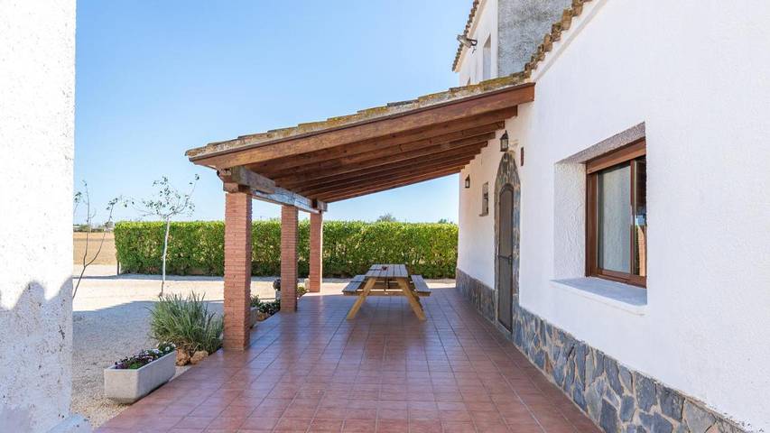 Gîte pour 8 personnes, avec bassin pour enfant et vue ainsi que jardin et piscine