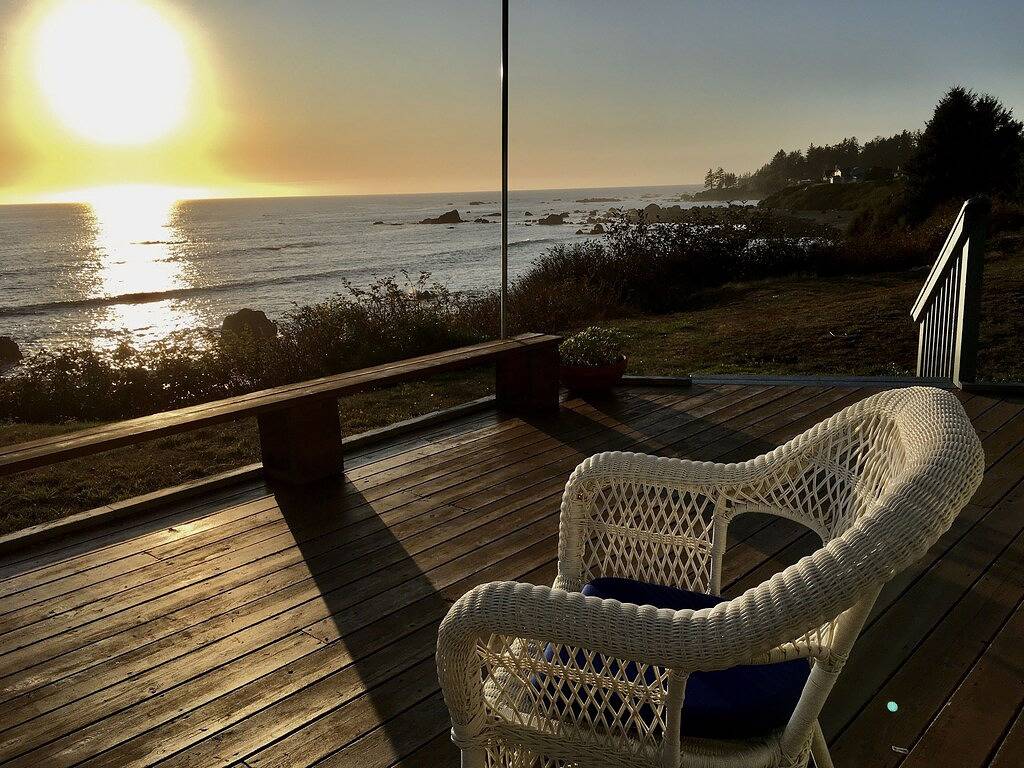 Charming Oceanfront Cottage; Stunning Ocean Views, Hot Tub & Nearby Beach Access in Curry County