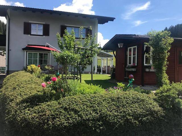 Ferienwohnung für 8 Personen, mit Balkon und Terrasse sowie Garten und Ausblick in Rußbach am Paß Gschütt