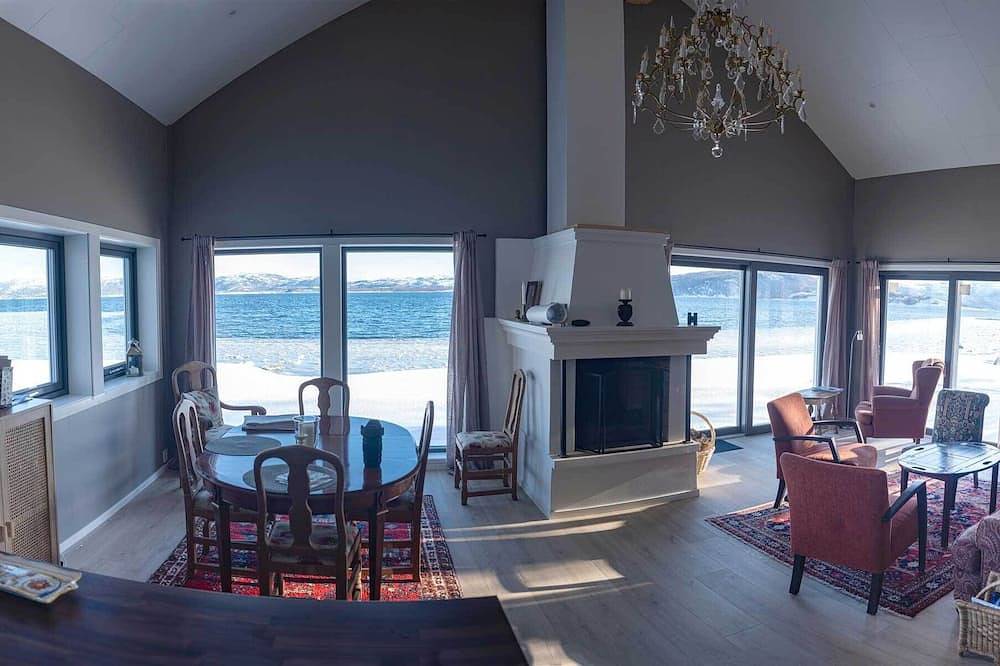Unique home by the sea. 10 meters from shore-line. Exceptional in Bodø
