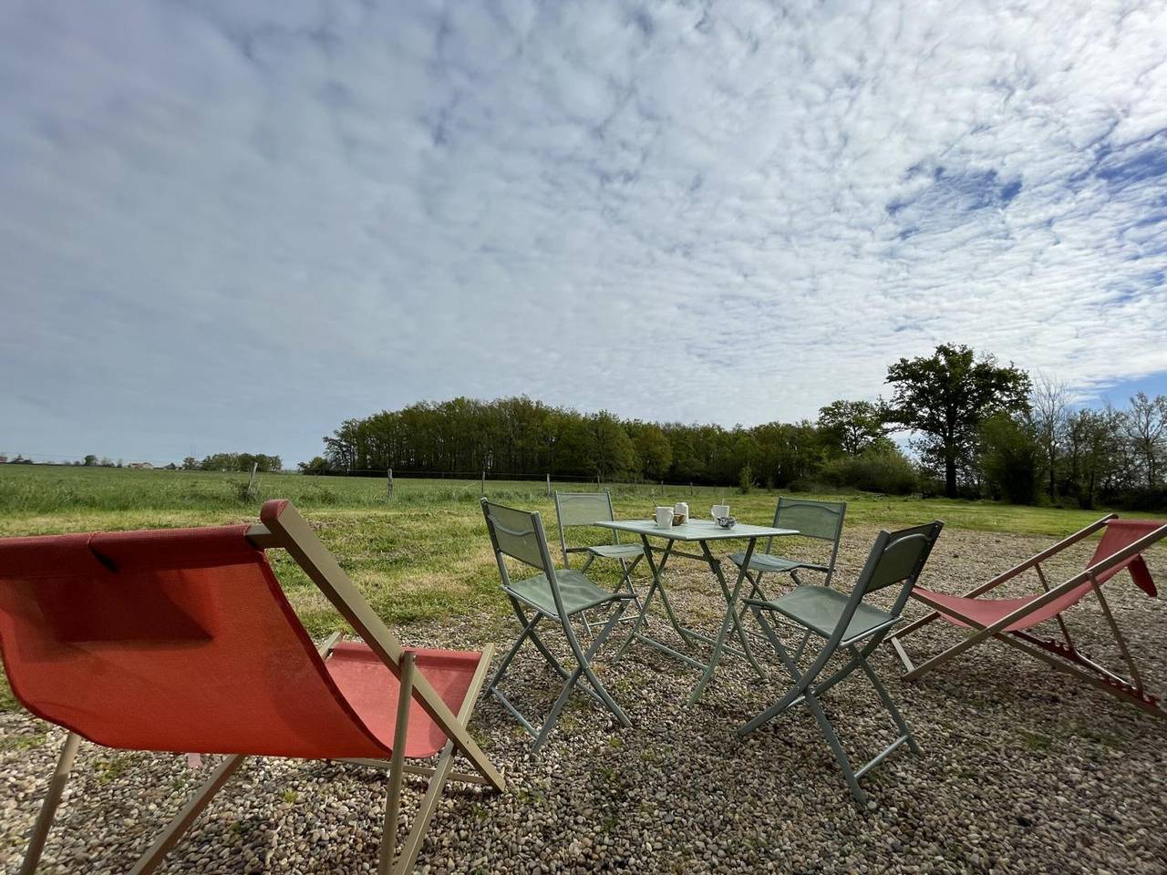 Maison Confortable avec Grand Jardin et Wifi Inclus in Trévol, Allier