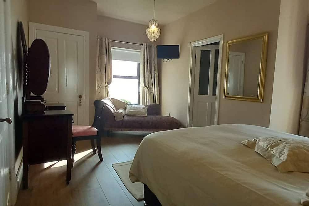 Traditional 5 bedroom house overlooking Cushendun bay. Pet friendly. in Grafschaft Antrim