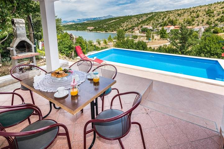 Ferienhaus für 8 Personen, mit Pool und Balkon/Terrasse in Maslenica