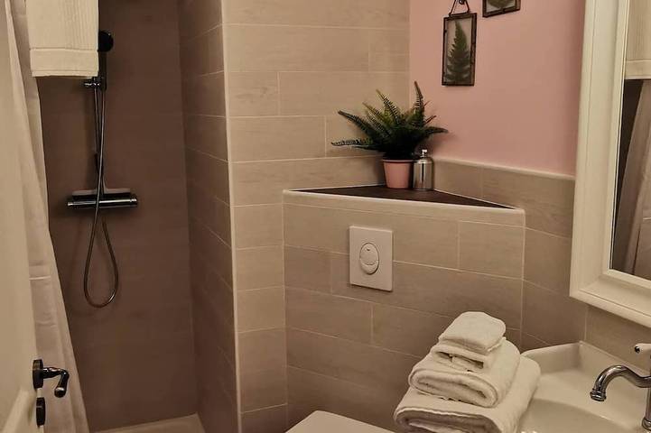 Apartamento entero, Charmant appartement de 30 m² avec terrasse au cœur de Marcillac-Vallon in Marcillac-Vallon, Aveyron (desambiguación)