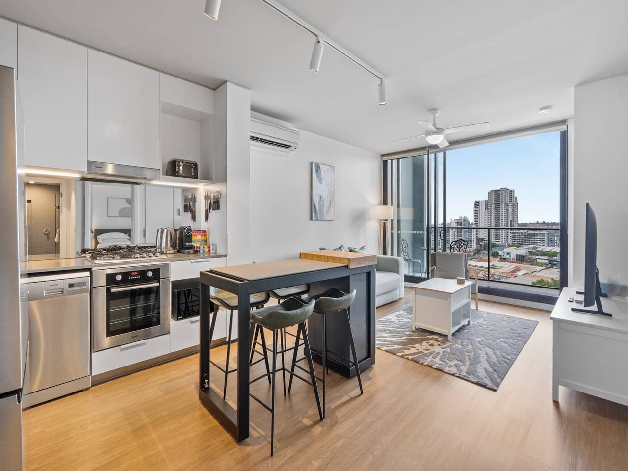 Entire apartment, Bright 2-Bed Apartment in Bowen Hills in Fortitude Valley, Brisbane