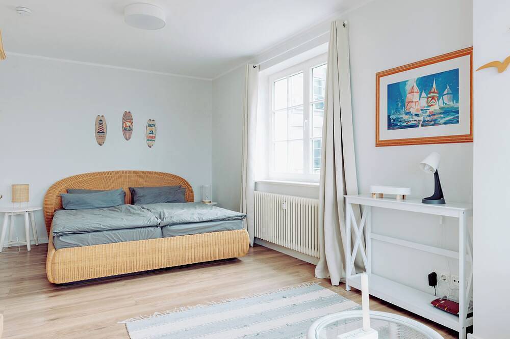 Ganze Wohnung, Einmaliger Warnowblick! Zwei Schlafzimmer, barrierearm, Aufzug und Parkplatz! in Gehlsdorf, Rostock