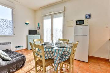 Gîte pour 4 personnes, avec terrasse et piscine dans Plage Du Pont D Yeu Notre Dame De Monts