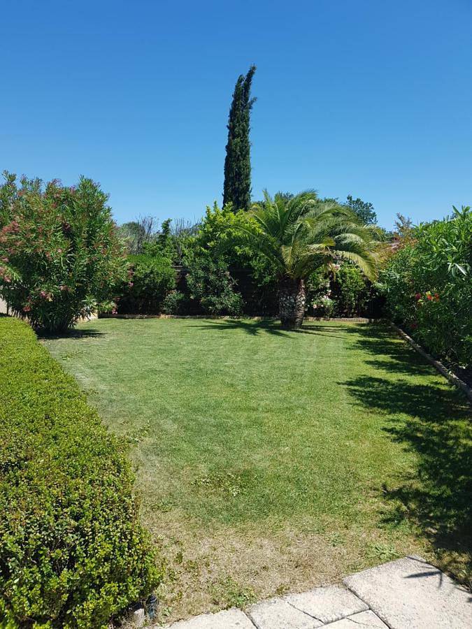 Location de vacances pour 4 personnes, avec vue ainsi que piscine et jardin à Arpaillargues-et-Aureillac - 4