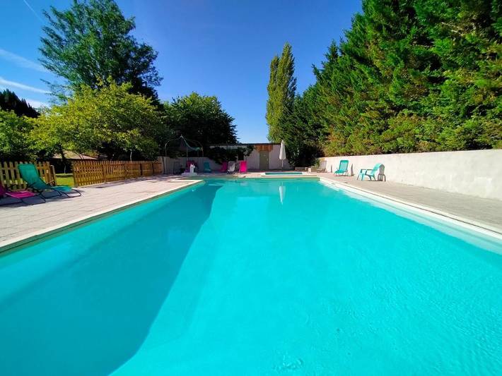 Location de vacances pour 2 personnes, avec bassin pour enfant et piscine ainsi que vue et jardin à Bellon