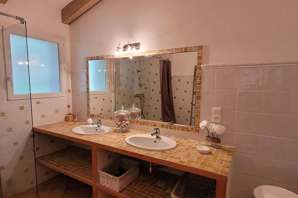 Sheepfold in dry stones with outdoor spa, calm assured in Granace, Arrondissement de Sartène