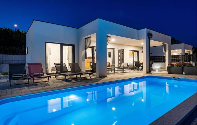 Charmantes Apartment mit Pool, WLAN und Terrasse, 300 m vom Strand entfernt in Novigradsko More, Zadar